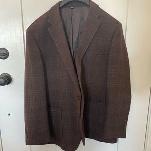 Jos A Bank Blazer. Brown with white/maroon window payne design. 46R slim fit.